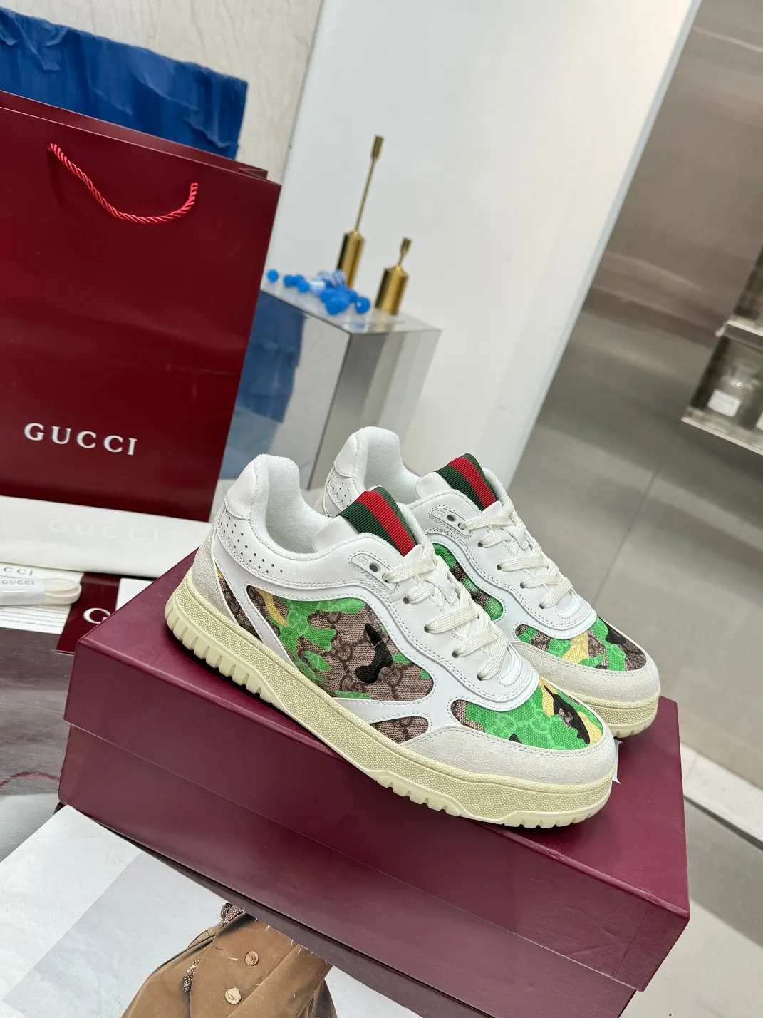 Men's Men's Shoes 💰640 Gucci Gucci's latest hot-selling series of high and low-top distressed couple sneakers are shipped. The originals are purchased, developed and manufactured. This high-low top sneaker adopts a basketball-style silhouette design, cleverly integrated with hollow panels and distressed effects, showing its unique ingenuity. The ingenuity incorporates brand logo details such as interlocking Double G styling accessories and Gucci lettering, a low-key tribute to the brand's design heritage.  ▪️ Fabric: Original custom imported first-layer cowhide ▪️ Lining: Sweat-absorbent and deodorant towel lining ▪️ Sole: Original molded TPU sole ▪️ Sole thickness: 3cm ▪️ Size: Female 36-40 Male 39-46 (35 Female 41 Male 38 46 customized)